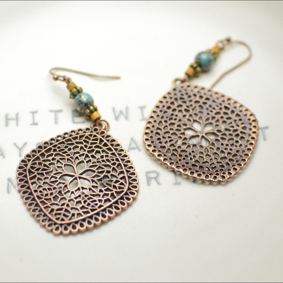 Boho Vintage Effect Floral Cutout Drop Earrings - Picture 3 of 5